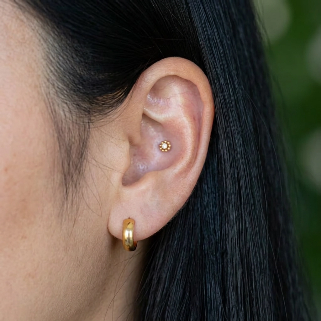 Piercing La Fleur Droite en titane doré porté à l'oreille
