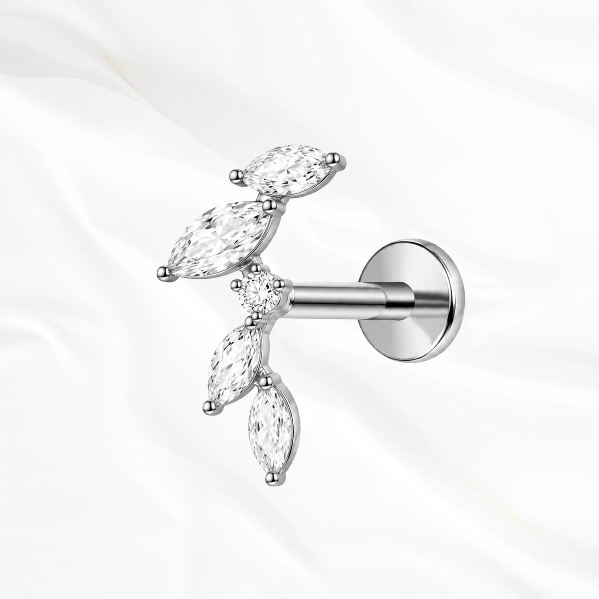 Labret push-in en titane argenté Les 5 Feuilles, cinq zircons marquise sertis en alternance le long d’une tige