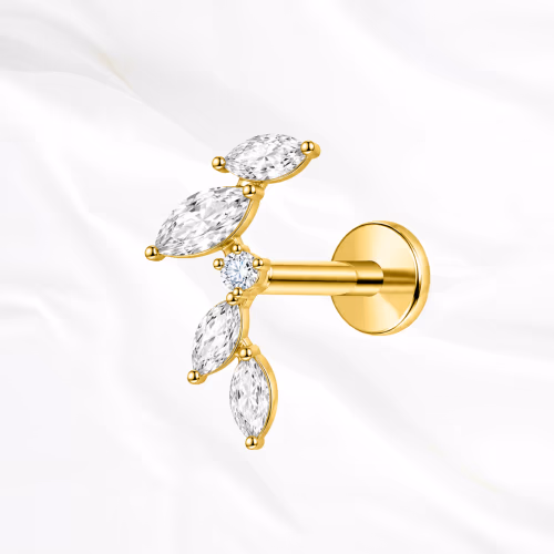 Labret push-in en titane doré Les 5 Feuilles, cinq zircons marquise sertis en alternance le long d’une tige