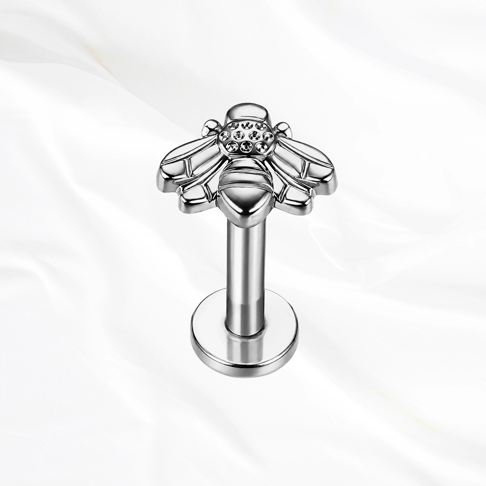 Labret en titane argenté L’Abeille, abeille entièrement sculptée dans le titane, corps strié et ailes lisses déployées