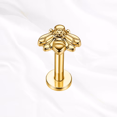 Labret en titane doré L’Abeille, abeille entièrement sculptée dans le titane, corps strié et ailes lisses déployées