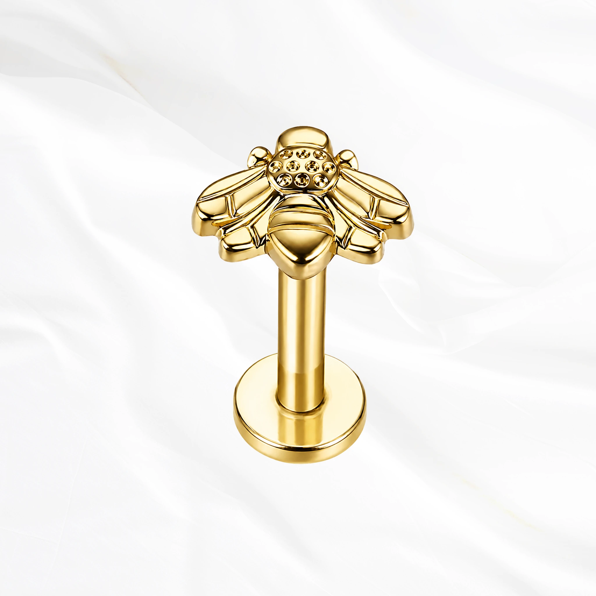 Labret en titane doré L’Abeille, abeille entièrement sculptée dans le titane, corps strié et ailes lisses déployées
