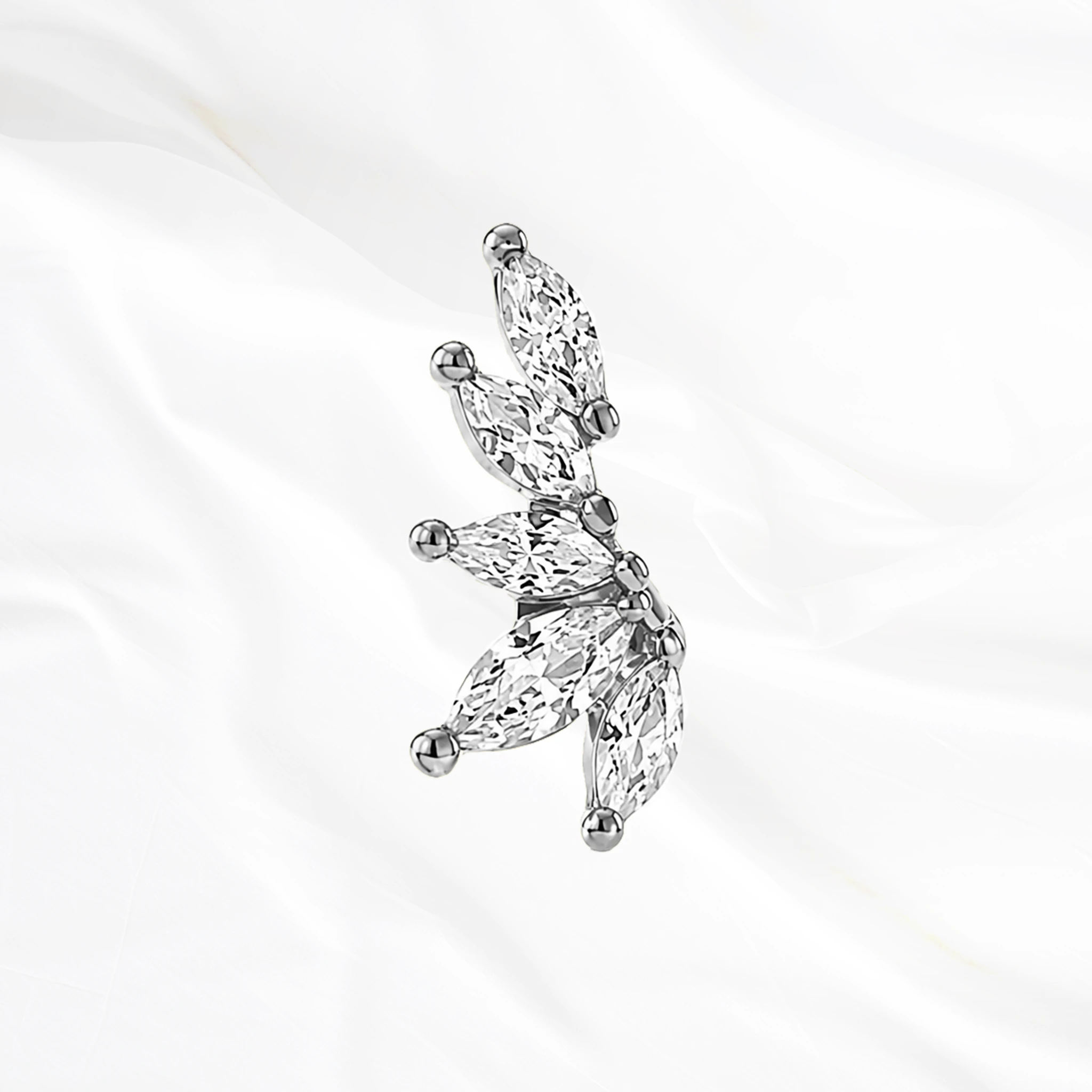 Labret push-in en titane argenté L’Aile d’Ange Solo, cinq zircons marquise sertis en éventail, chacun légèrement incliné