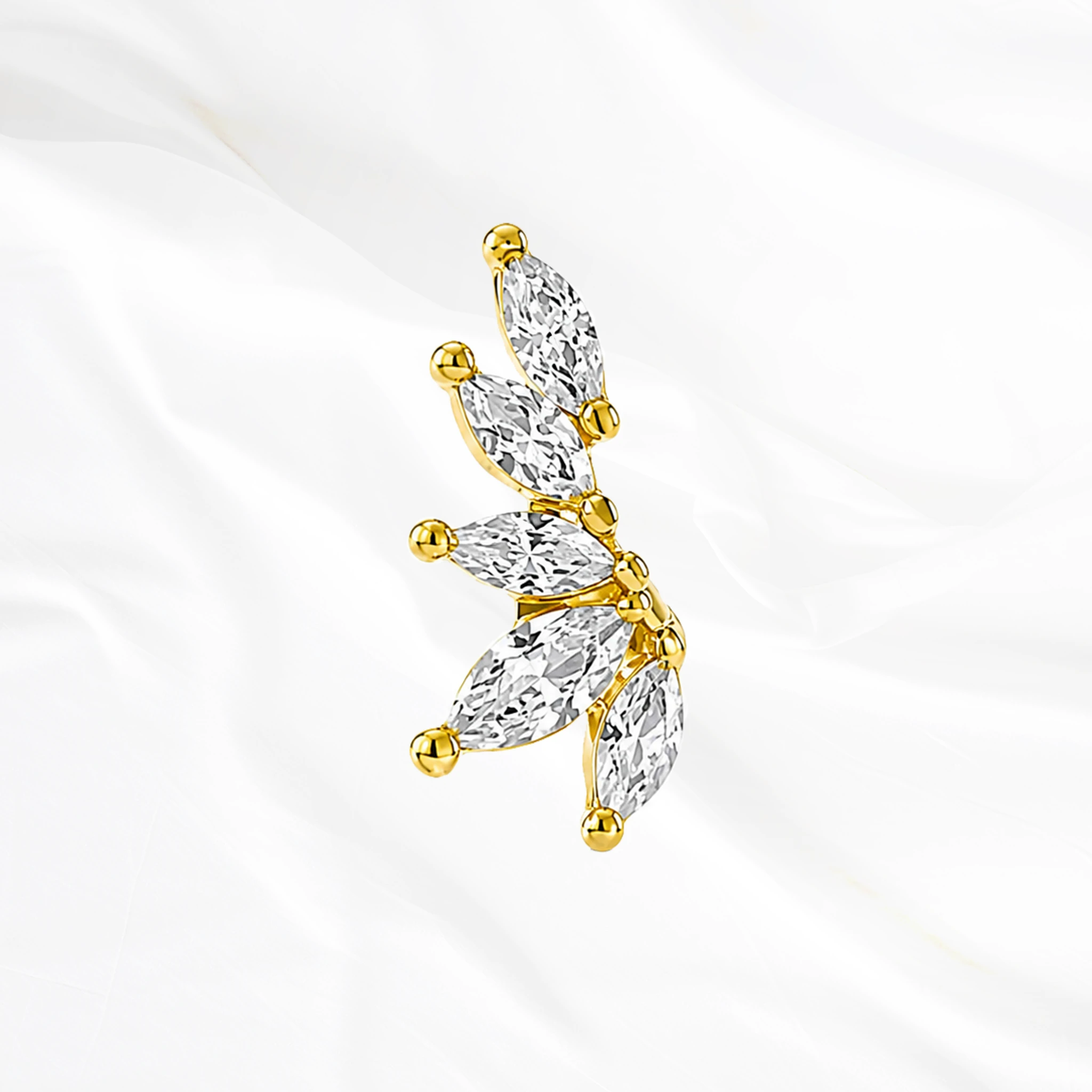 Labret push-in en titane doré L’Aile d’Ange Solo, cinq zircons marquise sertis en éventail, chacun légèrement incliné