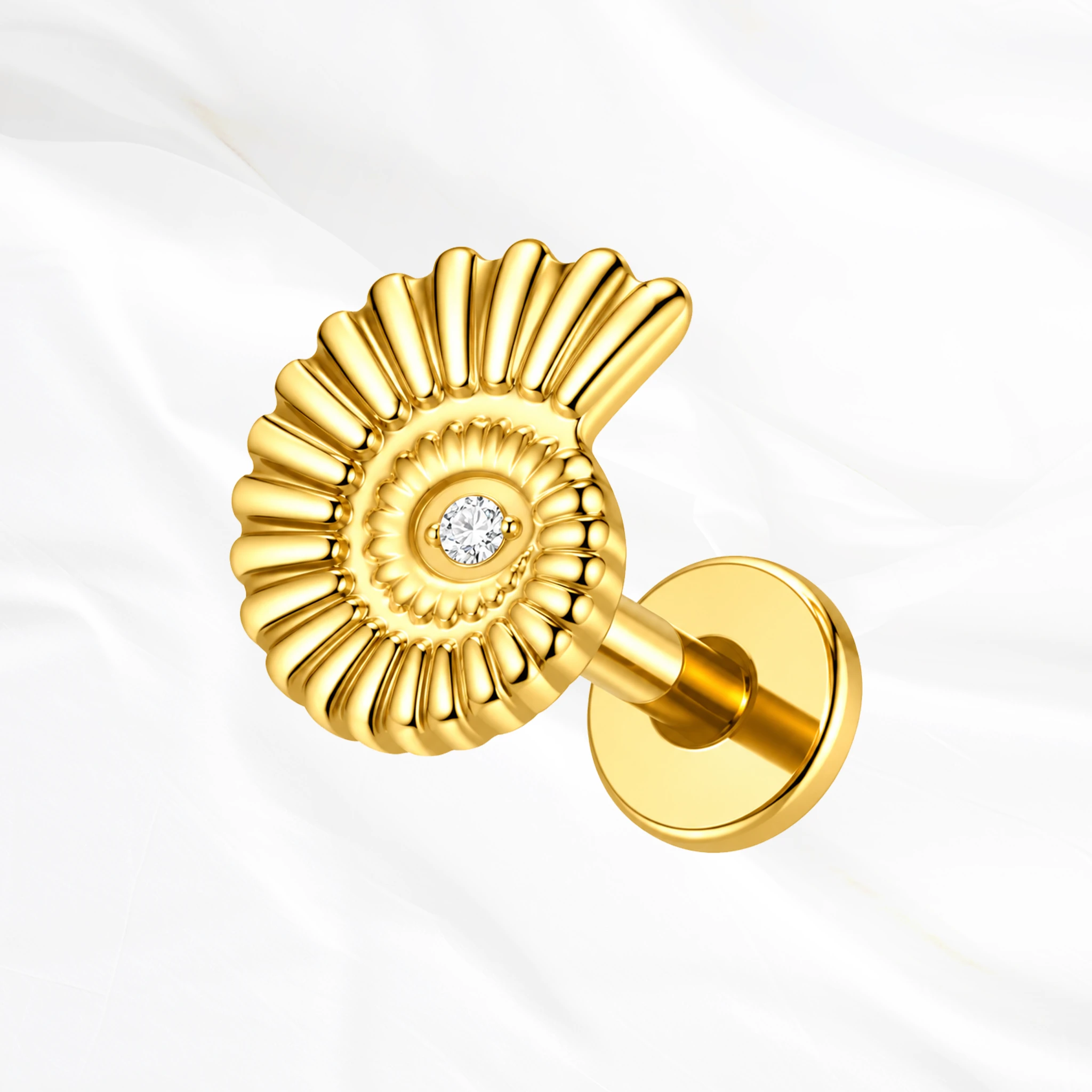 Labret en titane doré L’Ammonite, coquille en spirale aux nervures ciselées avec un zircon au cœur du fossile