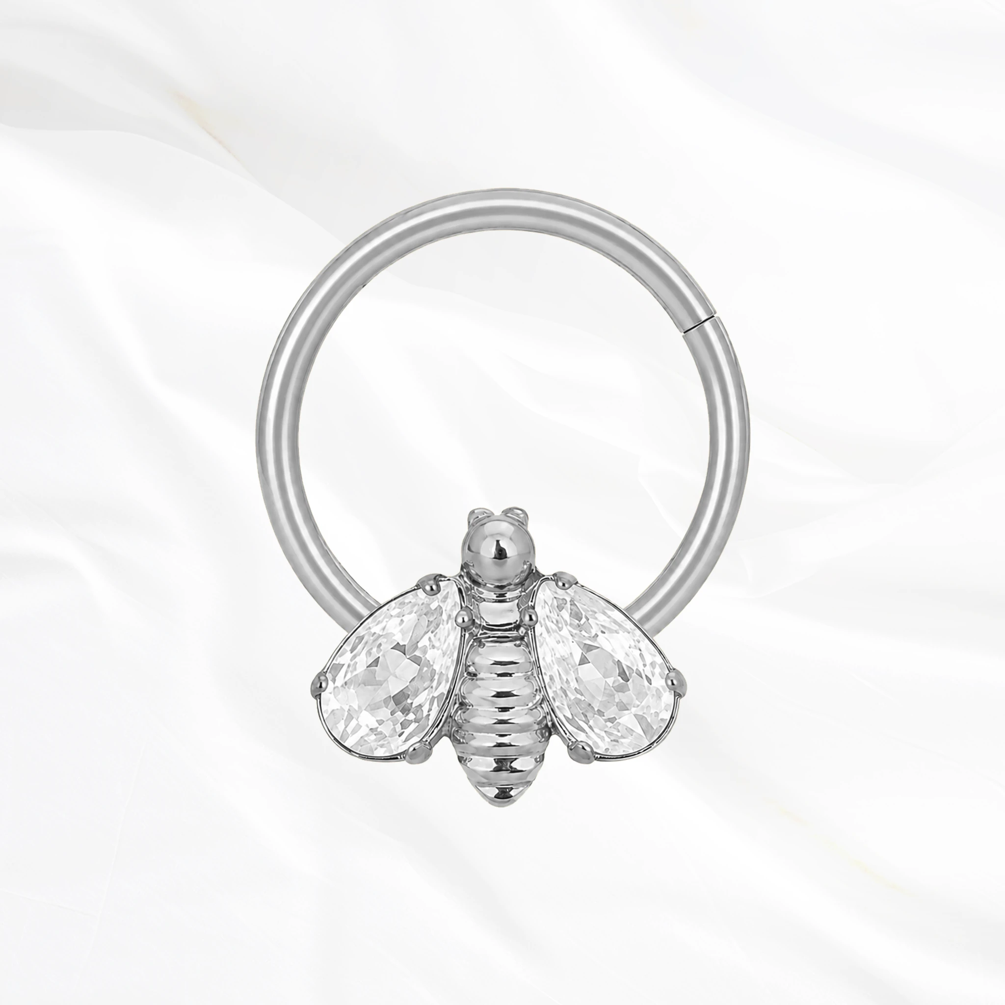 Anneau segment clipsable en titane argenté Anneau Brillant Face Abeille, abeille au corps strié et deux ailes en zircons poire déployées