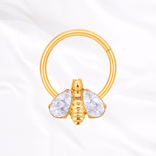 Anneau segment clipsable en titane doré Anneau Brillant Face Abeille, abeille au corps strié et deux ailes en zircons poire déployées