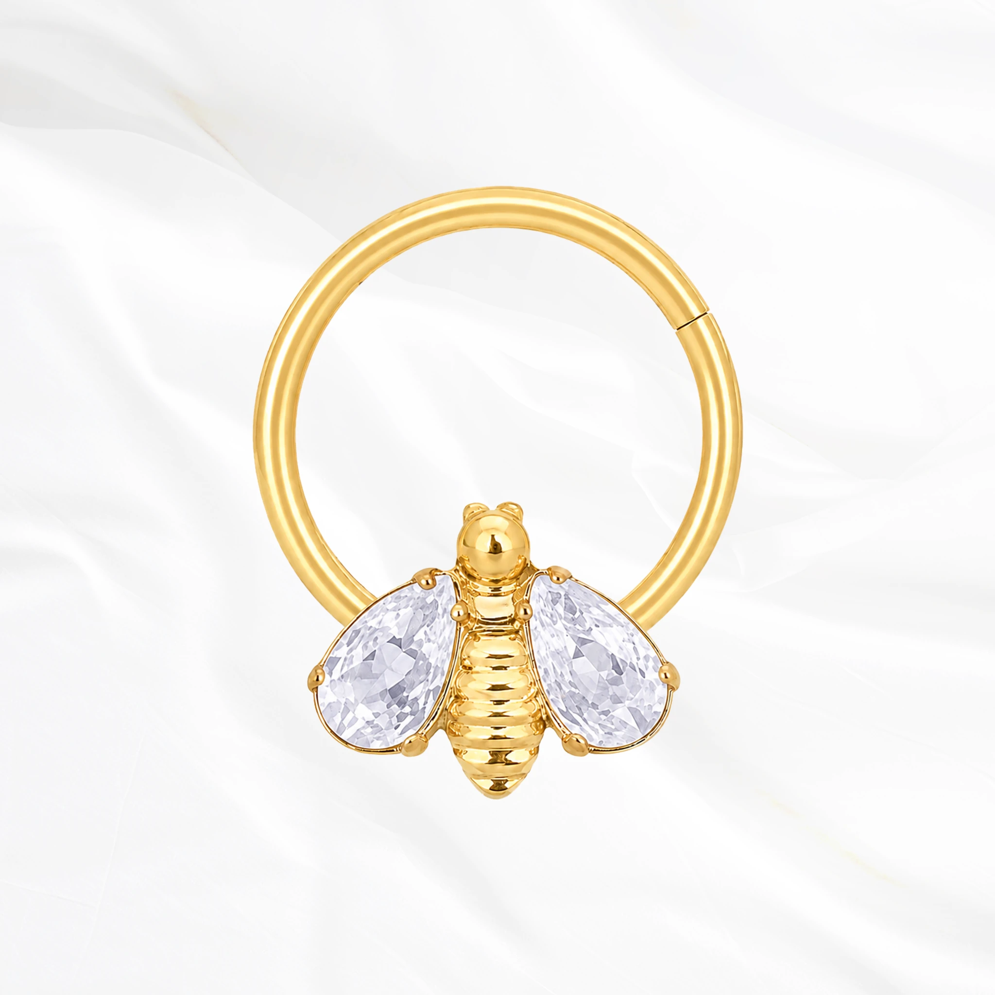 Anneau segment clipsable en titane doré Anneau Brillant Face Abeille, abeille au corps strié et deux ailes en zircons poire déployées