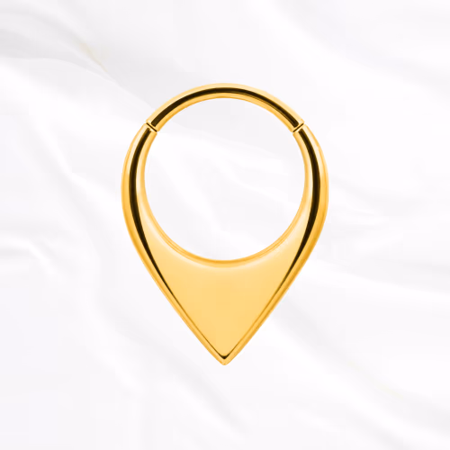 Anneau segment clipsable en titane doré L’Anneau Chevron Simple, goutte inversée en titane plein dont l’épaisseur s’accroît vers la pointe
