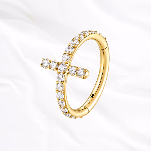 Anneau segment clipsable en titane doré L’Anneau Croix, anneau entièrement pavé sur lequel s’applique une croix elle aussi sertie