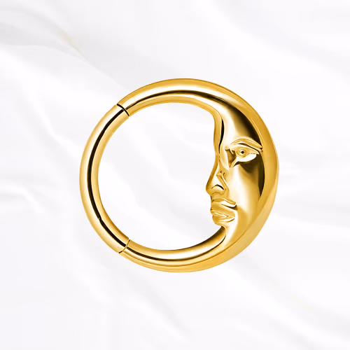 Anneau segment clipsable en titane doré L’Anneau Lunaire, croissant sculpté en relief portant un visage de profil