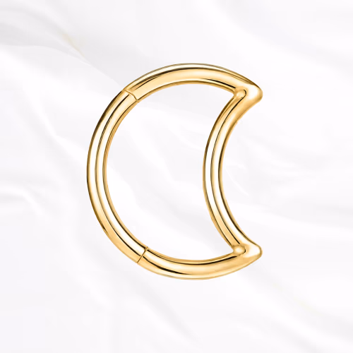 Anneau segment clipsable en titane doré L'Anneau Lune, croissant de lune ajouré
