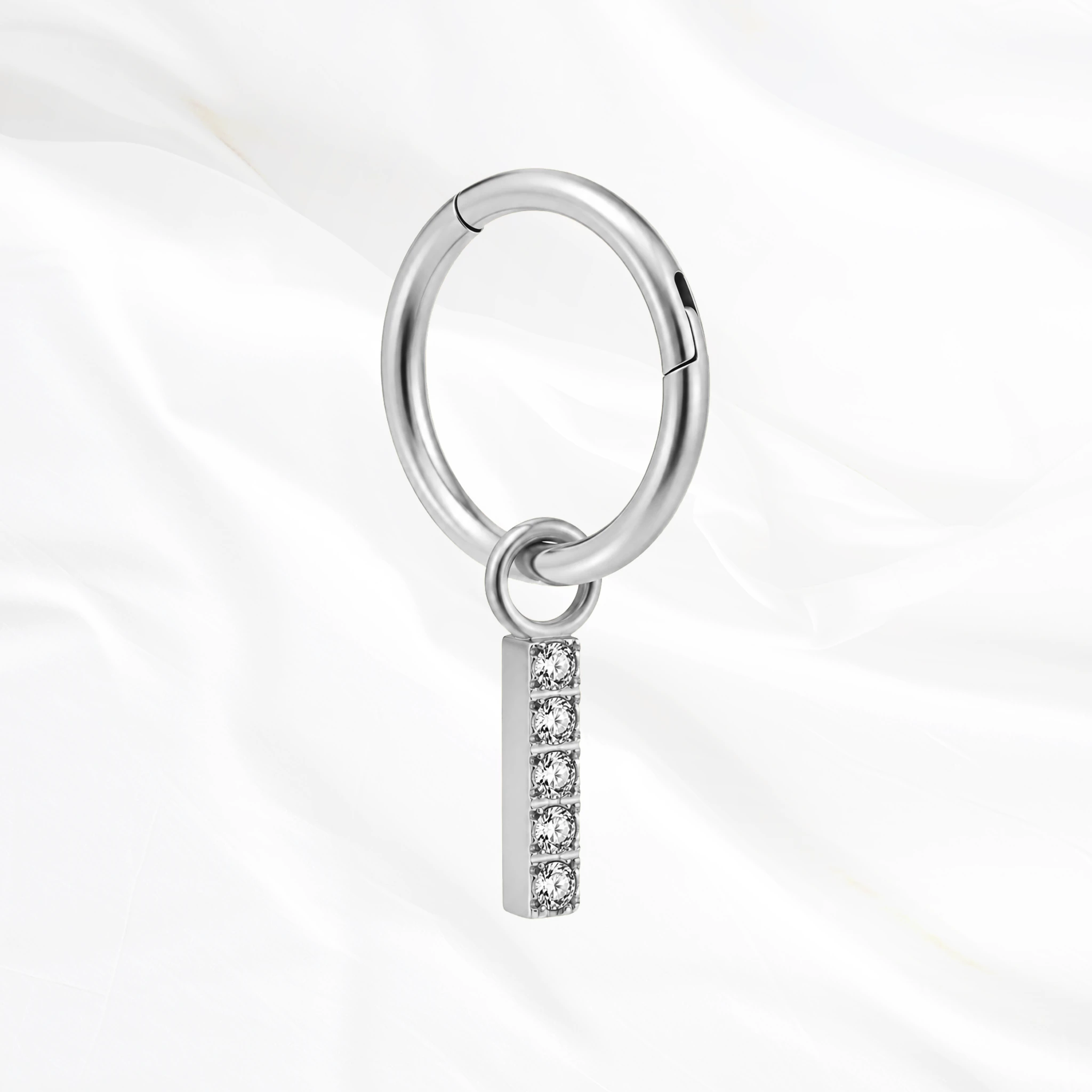 Piercing en titane argenté en forme de rectangle avec des zircons