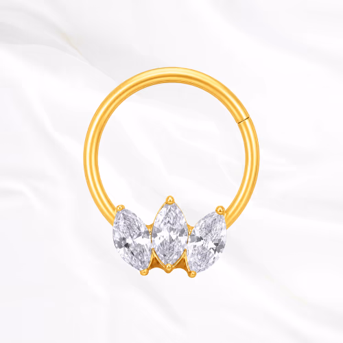 Anneau segment clipsable en titane doré L’Anneau Petite Marquise, trois zircons marquise en éventail resserré sur le tiers bas de l’anneau