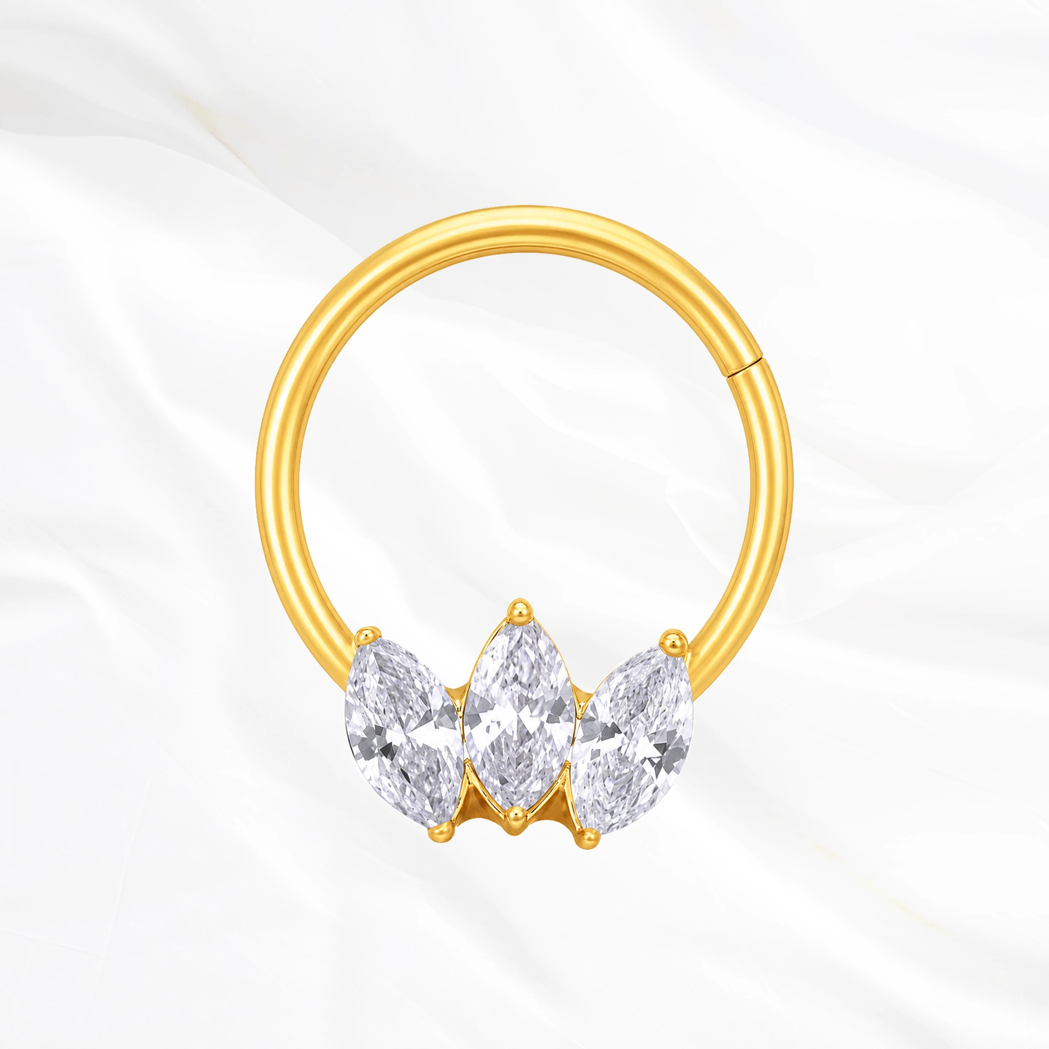 Anneau segment clipsable en titane doré L’Anneau Petite Marquise, trois zircons marquise en éventail resserré sur le tiers bas de l’anneau