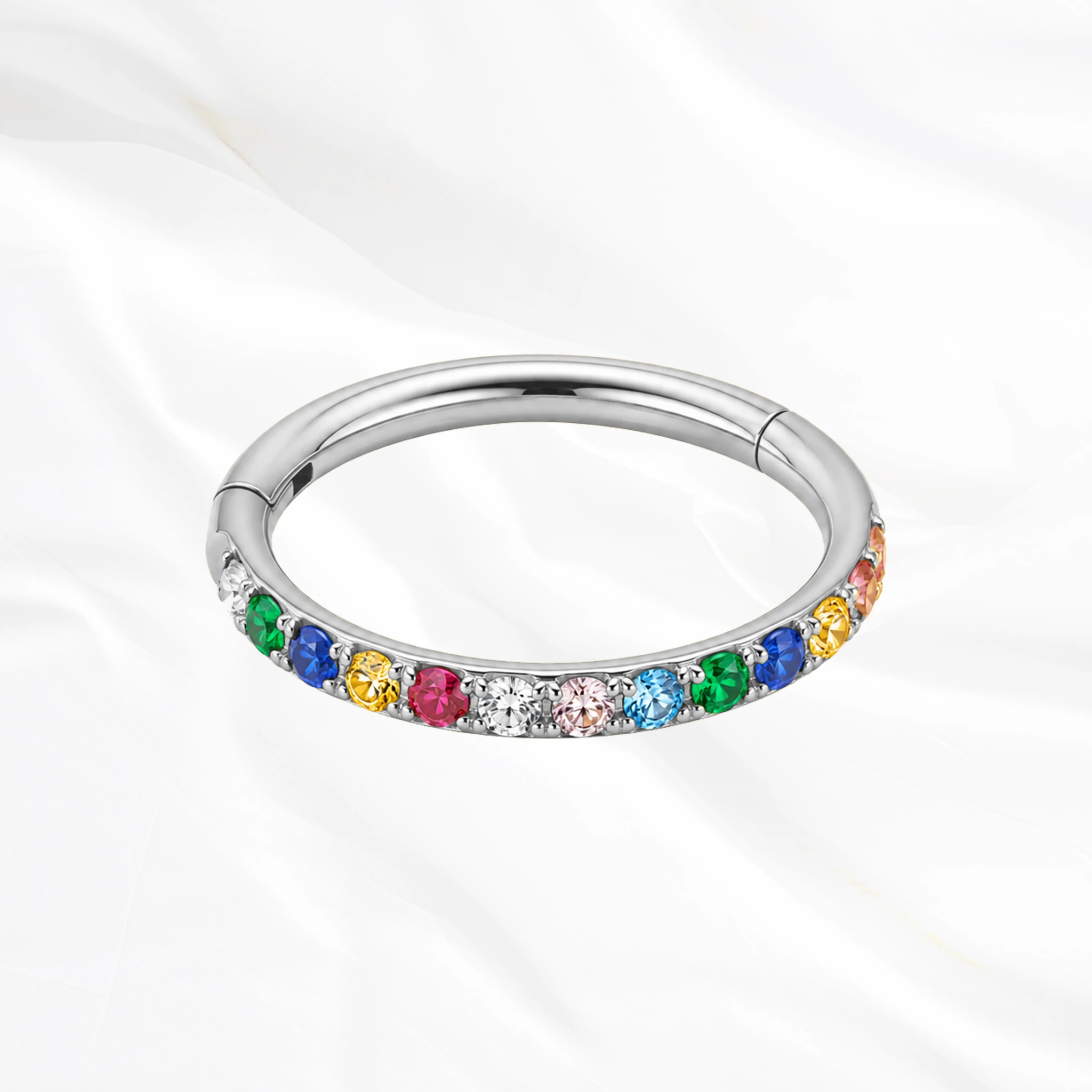 Anneau segment clipsable en titane argenté L’Authentique Coloré, pourtour pavé de zircons blanc, vert, bleu marine, jaune, rouge et bleu ciel