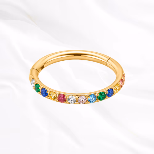 Anneau segment clipsable en titane doré L’Authentique Coloré, pourtour pavé de zircons blanc, vert, bleu marine, jaune, rouge et bleu ciel