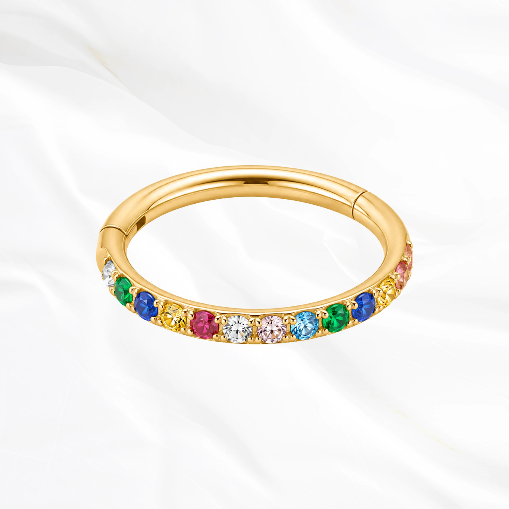 Anneau segment clipsable en titane doré L’Authentique Coloré, pourtour pavé de zircons blanc, vert, bleu marine, jaune, rouge et bleu ciel