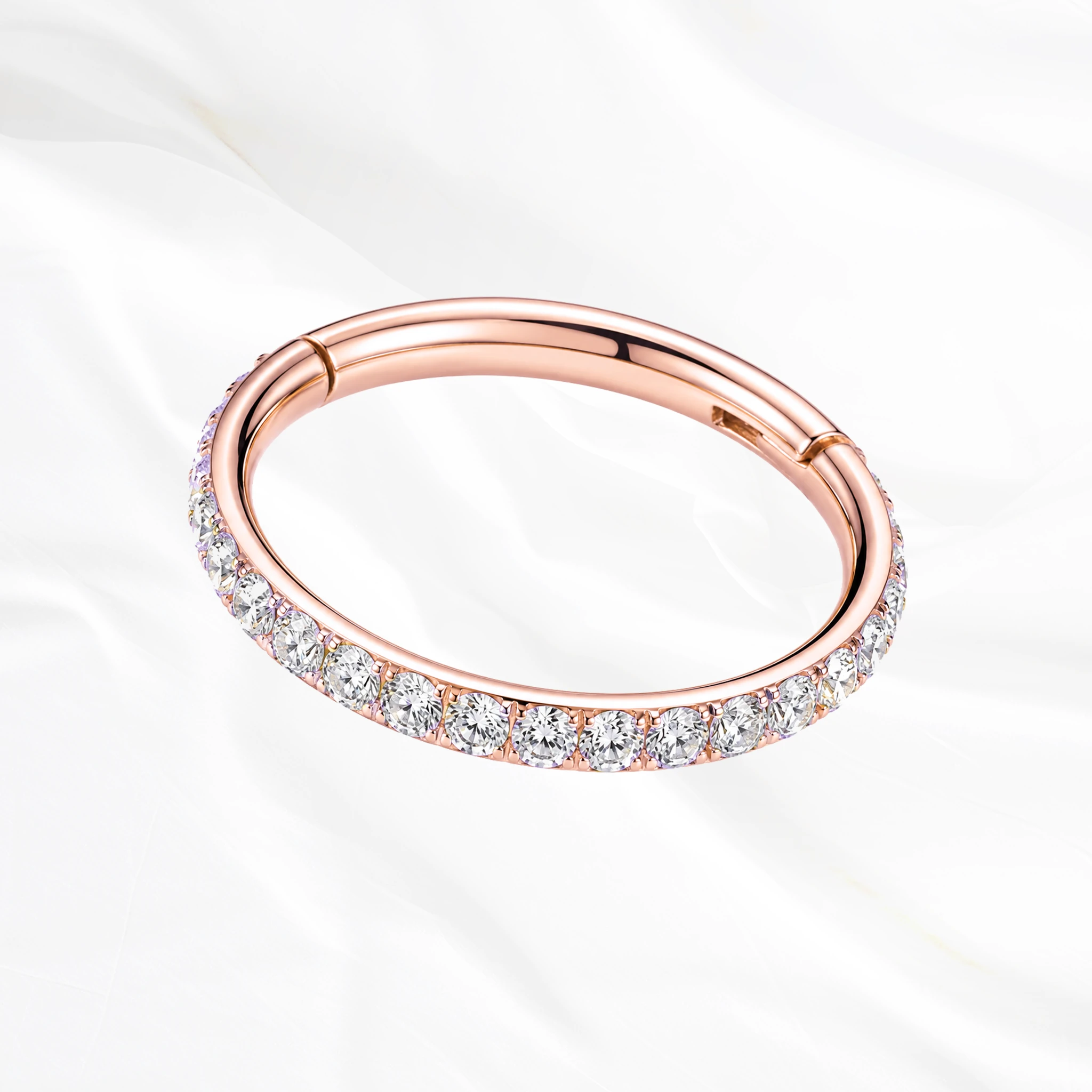 Anneau segment en titane rose doré L’Authentique, pourtour entièrement pavé de zircons