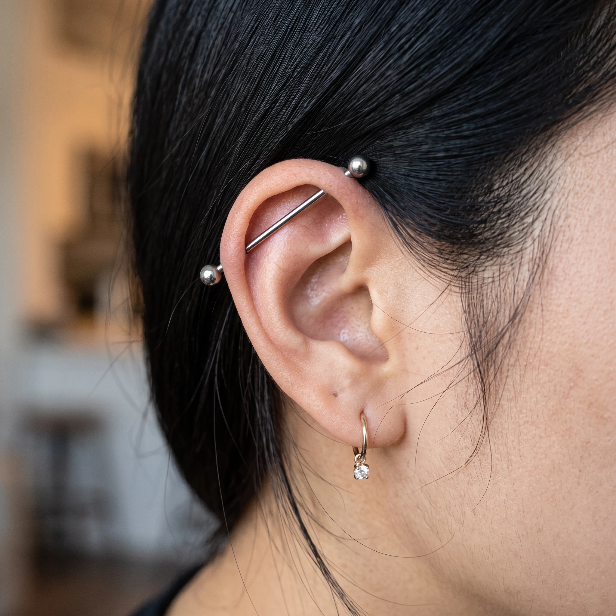 Piercing La Barre Basique en titane argenté porté à l'oreille