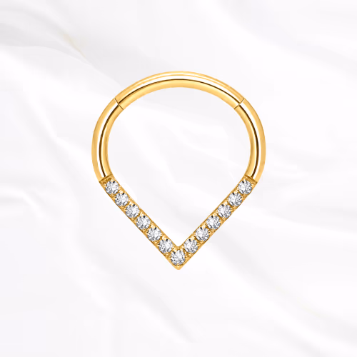 Anneau segment clipsable en titane doré Le Chevron Brillant, pointe pavée de zircons