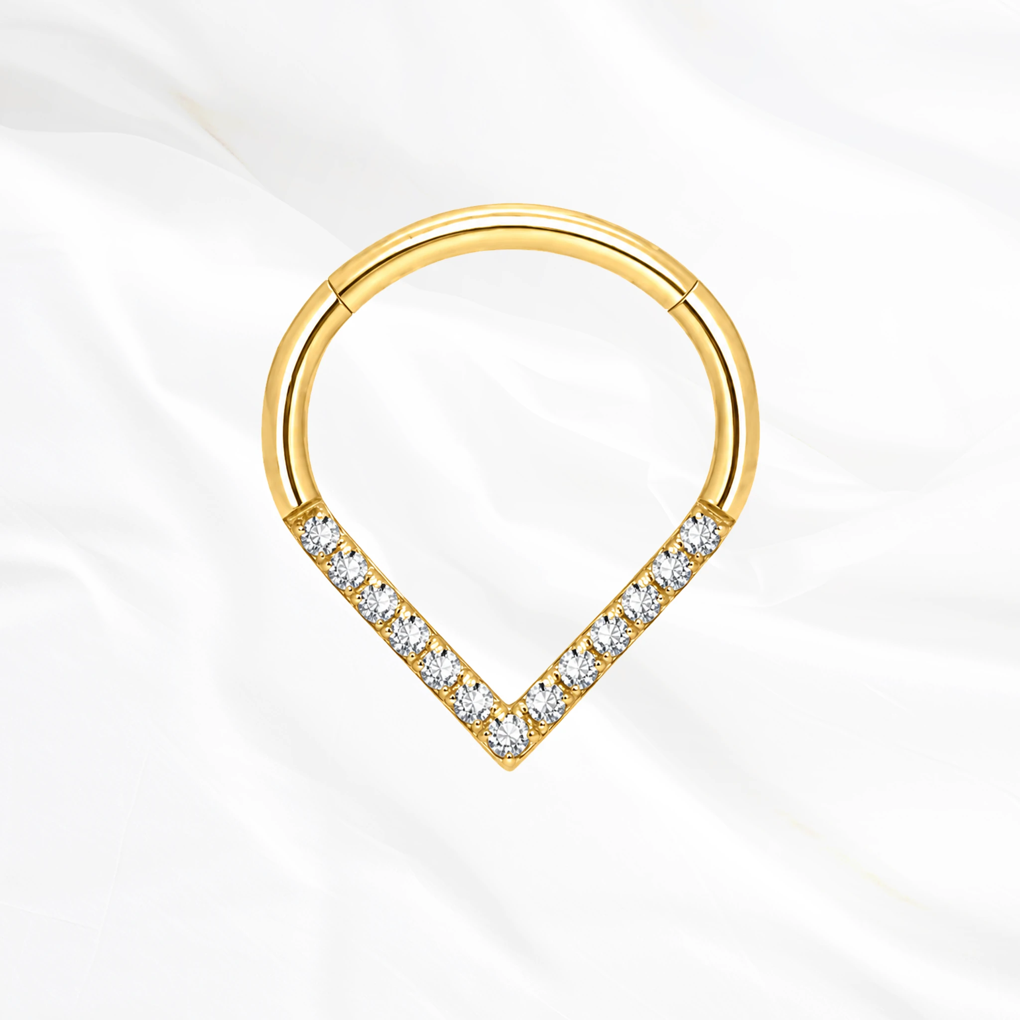 Anneau segment clipsable en titane doré Le Chevron Brillant, pointe pavée de zircons