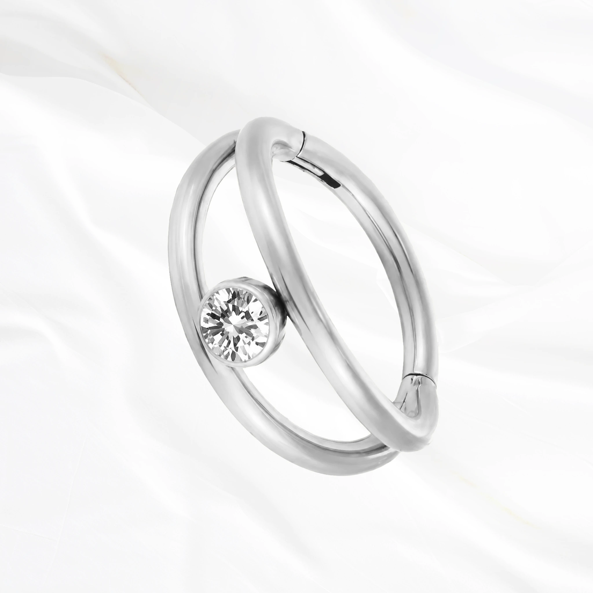 Anneau segment clipsable en titane argenté Le Clairvoyant, zircon serti clos suspendu dans l’intervalle entre deux joncs lisses