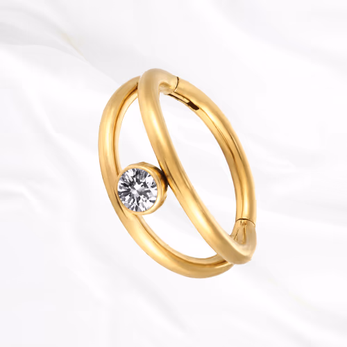 Anneau segment clipsable en titane doré Le Clairvoyant, zircon serti clos suspendu dans l’intervalle entre deux joncs lisses