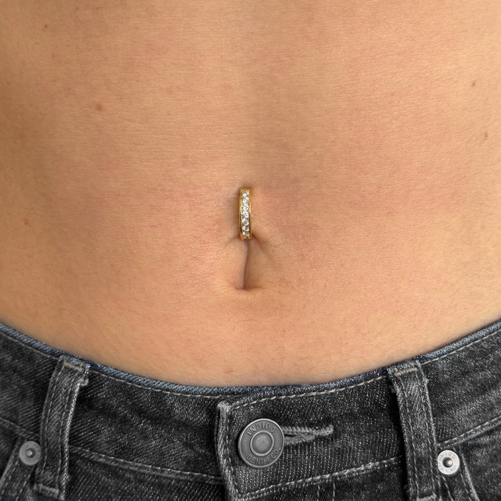 Piercing Le Clip brillant en titane doré porté au nombril