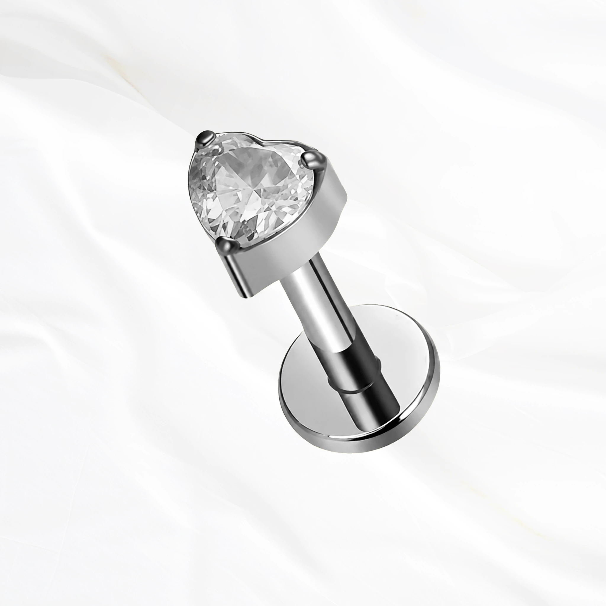 Labret en titane argenté Le Cœur, zircon taille cœur tenu par des griffes fines aux trois points de sa silhouette