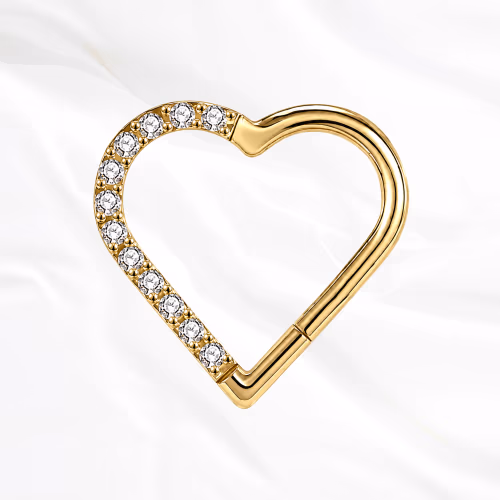 Anneau segment clipsable en titane doré Le Cœur Brillant, cœur dont un seul côté est pavé de zircons, l’autre restant en titane poli