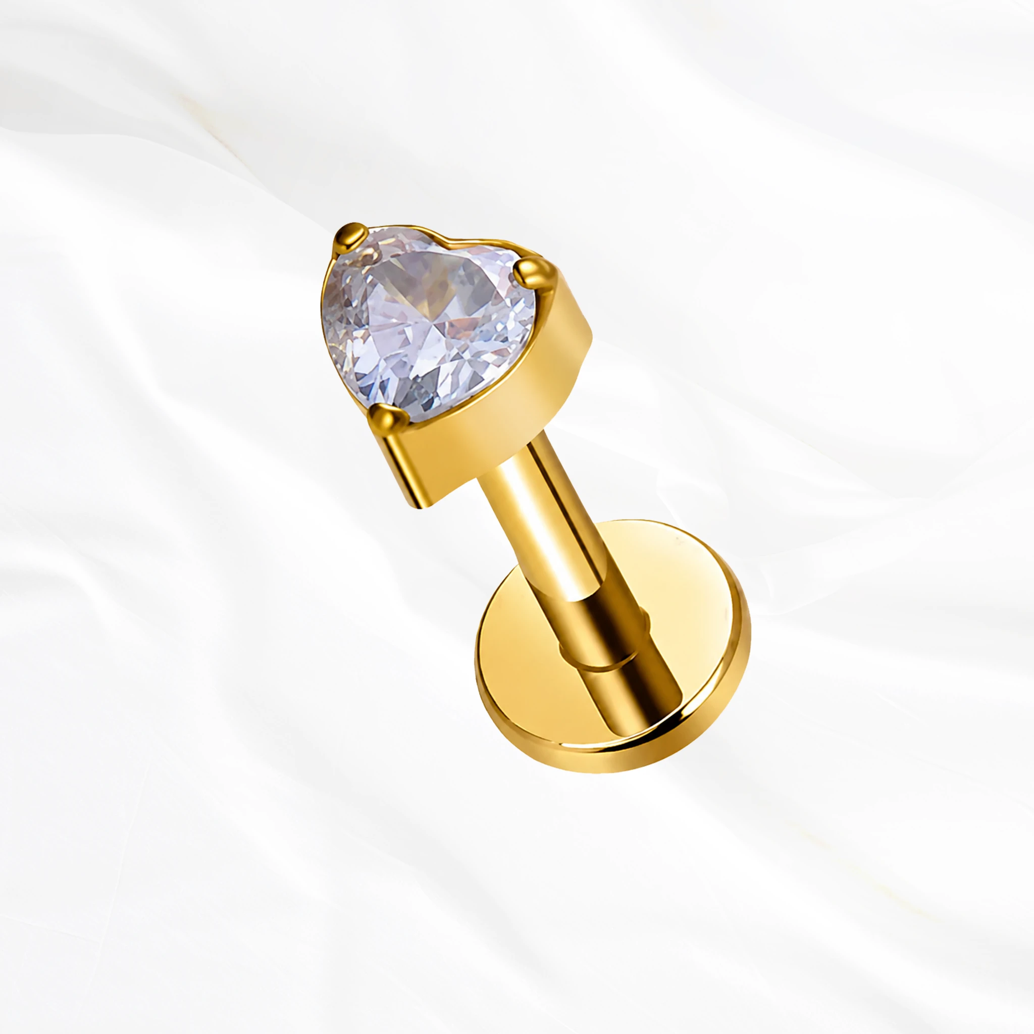 Labret en titane doré Le Cœur, zircon taille cœur tenu par des griffes fines aux trois points de sa silhouette