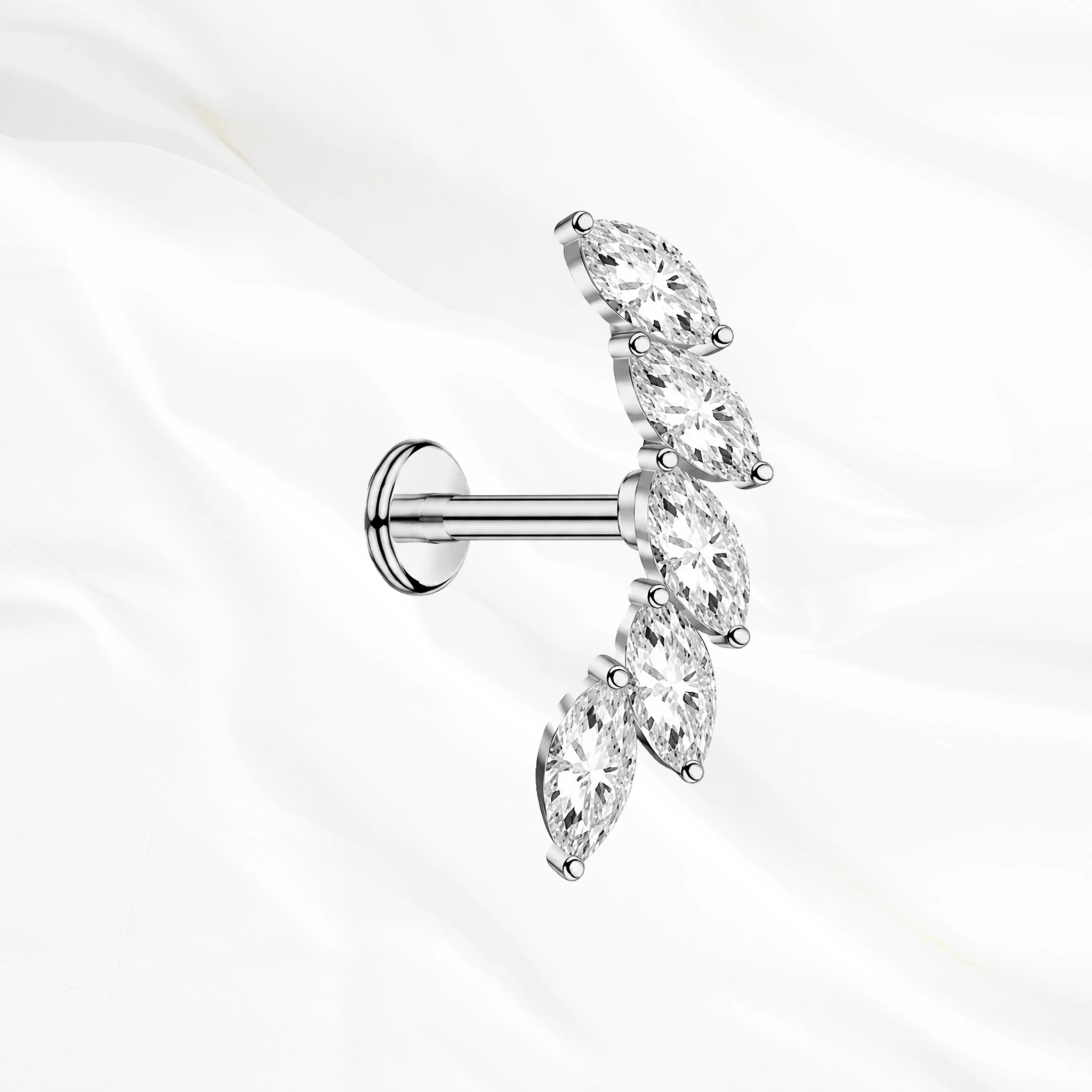 Labret en titane argenté La Courbe Royale, cinq zircons marquise sertis sur un arc incurvé qui accompagne l’anatomie de l’oreille