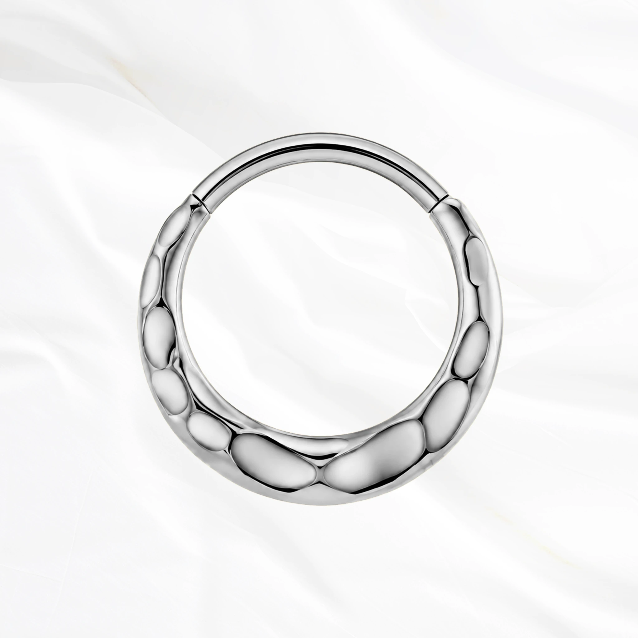 Anneau segment clipsable en titane argenté La Couronne Titanesque, surface entièrement martelée en facettes irrégulières