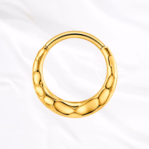 Anneau segment clipsable en titane doré La Couronne Titanesque, surface entièrement martelée en facettes irrégulières