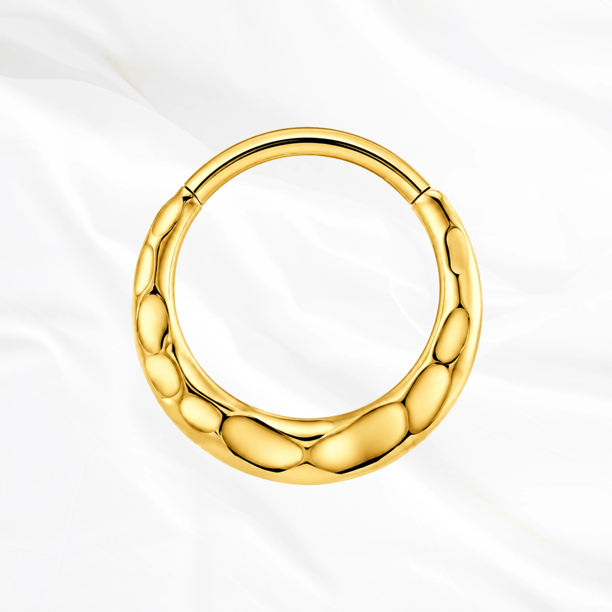 Anneau segment clipsable en titane doré La Couronne Titanesque, surface entièrement martelée en facettes irrégulières