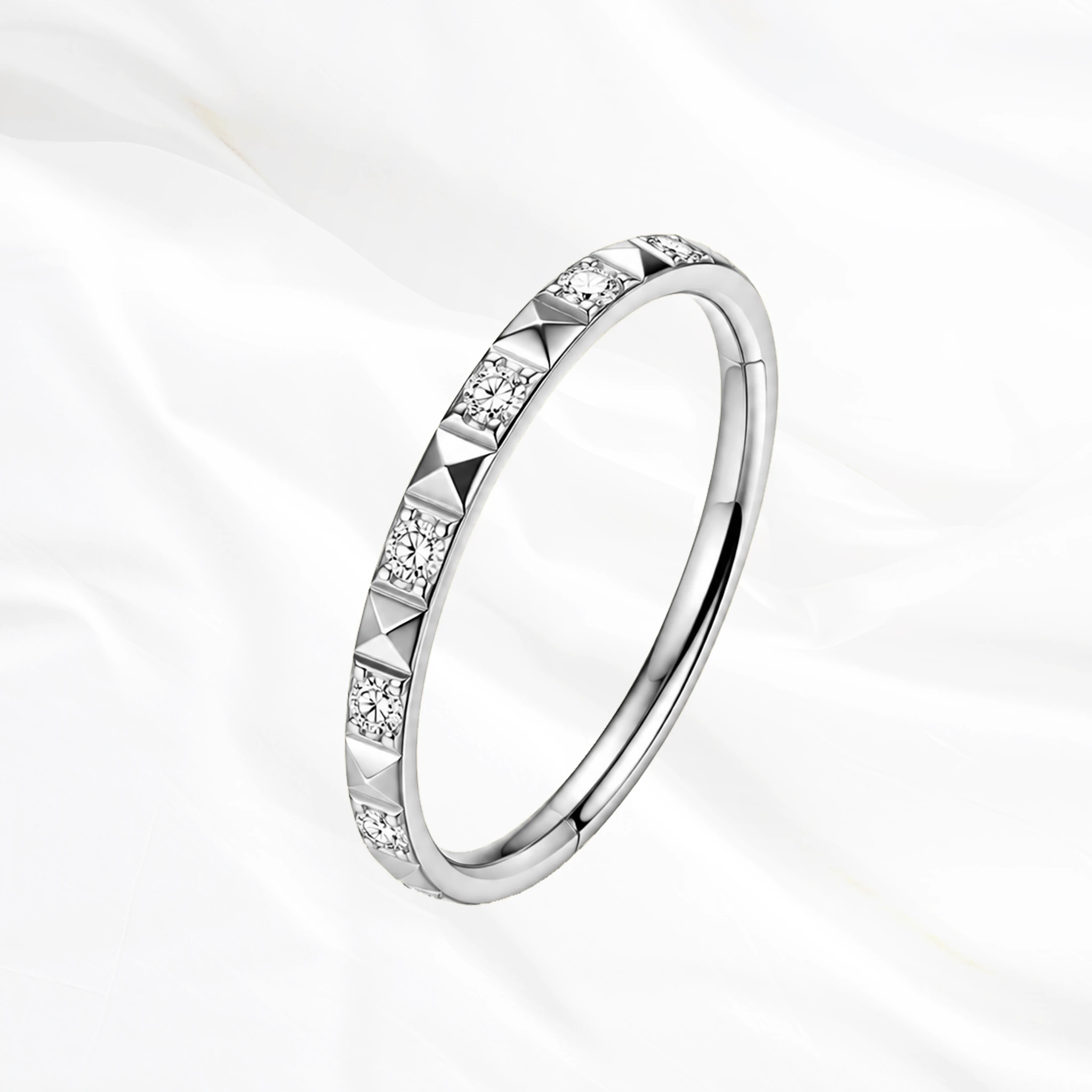 Anneau segment clipsable en titane argenté Le Damier, zircons ronds et pyramides de titane alternés sur tout le pourtour