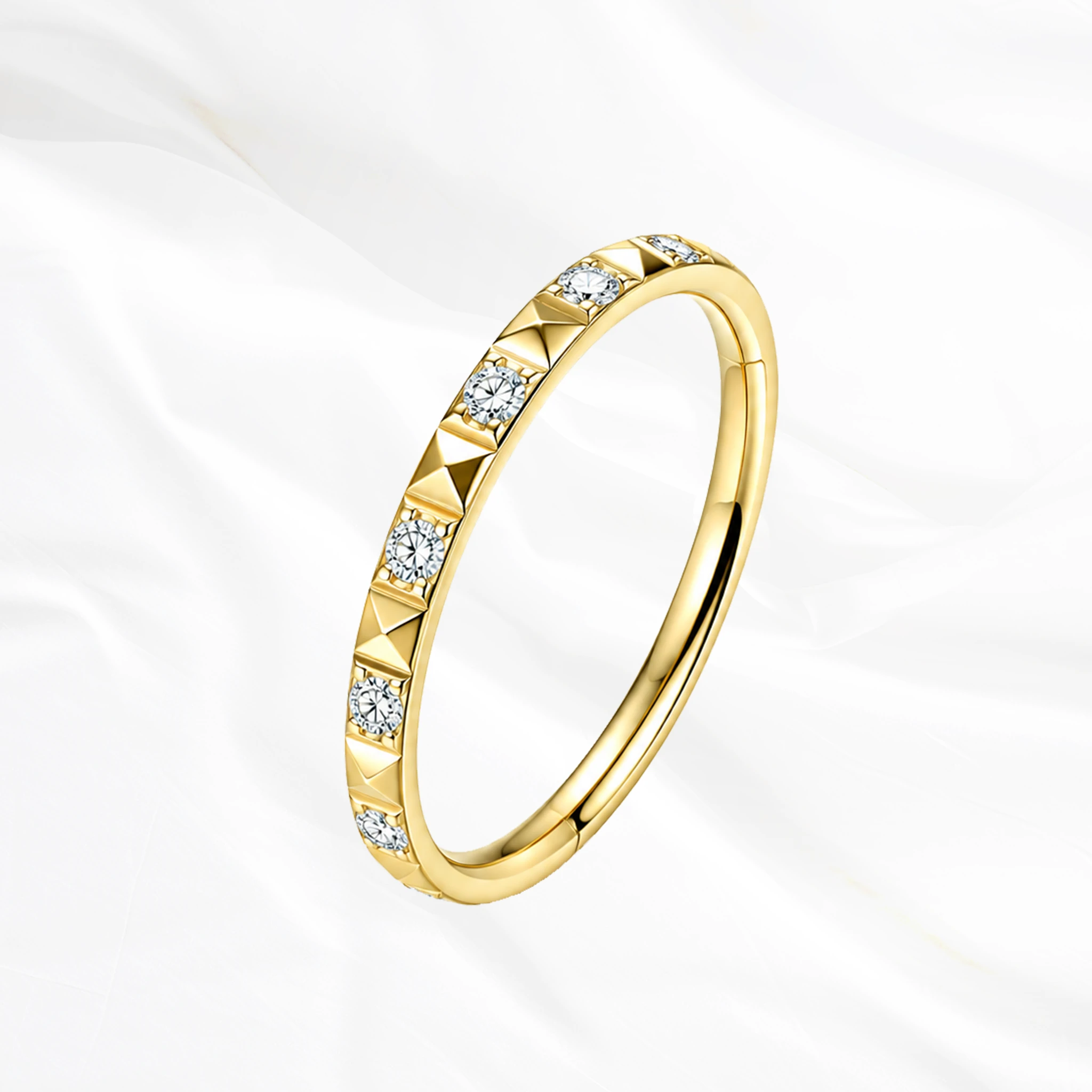 Anneau segment clipsable en titane doré Le Damier, zircons ronds et pyramides de titane alternés sur tout le pourtour