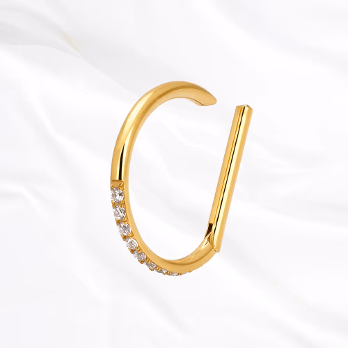 Anneau segment clipsable en titane doré Le Demi Anneau V2, demi-lune dont seul l’arc inférieur porte une ligne de zircons