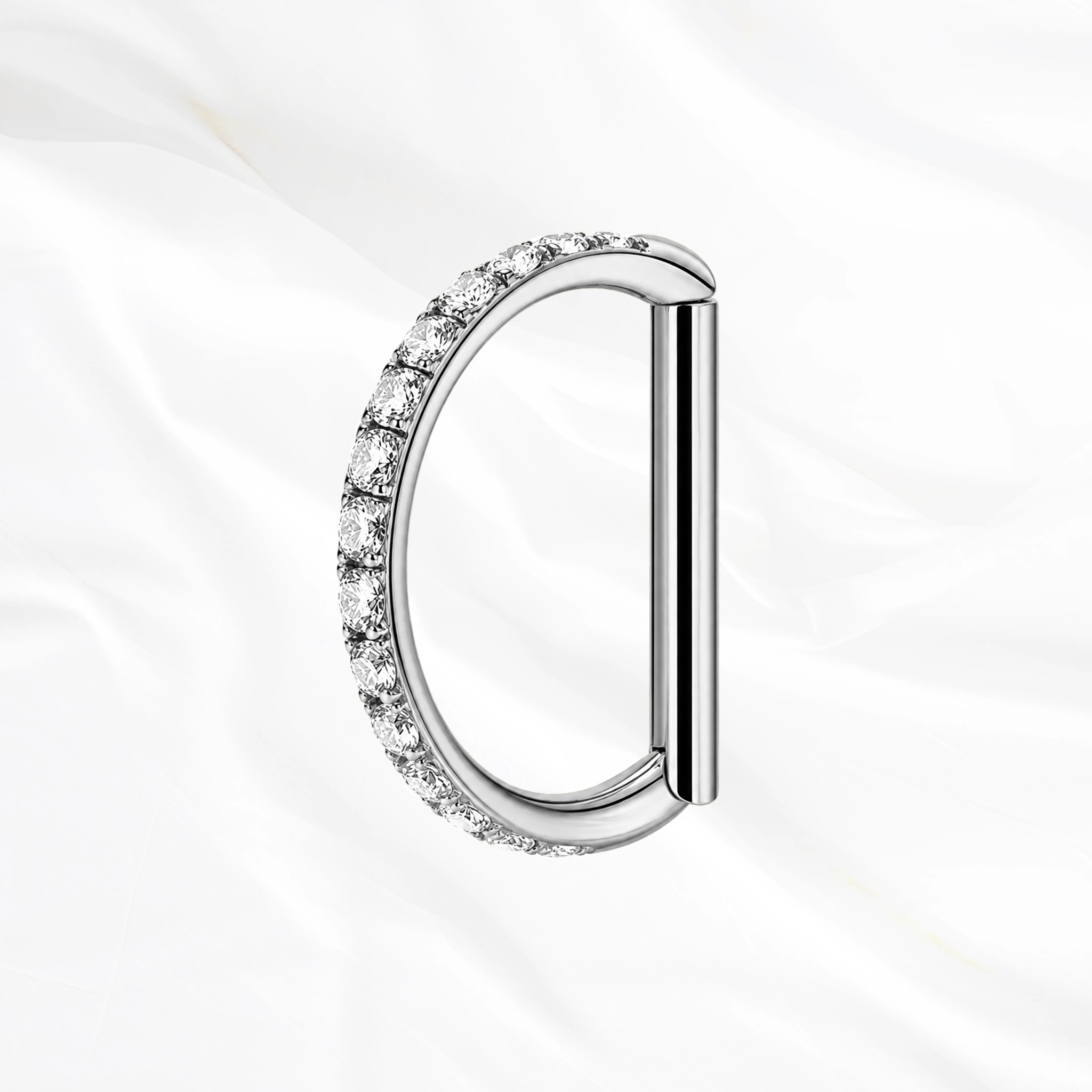 Anneau segment clipsable en titane argenté Le Demi Anneau V3, arc arrondi entièrement pavé de zircons et refermé par une barre droite