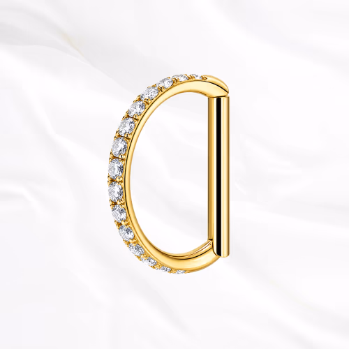 Anneau segment clipsable en titane doré Le Demi Anneau V3, arc arrondi entièrement pavé de zircons et refermé par une barre droite