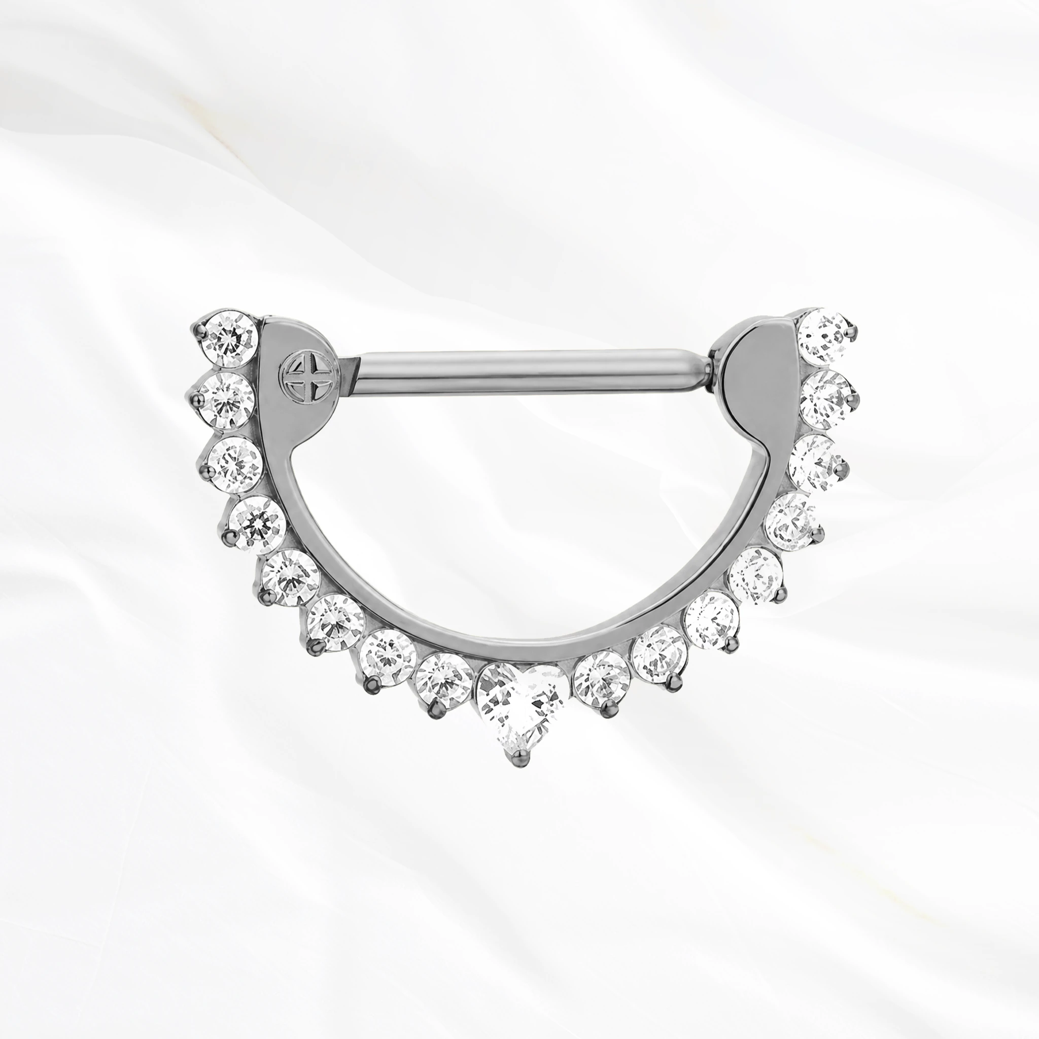 Piercing de téton en titane argenté Le Demi-Cercle Brillant, demi-cercle au bord serti de zircons traversé par une barre droite
