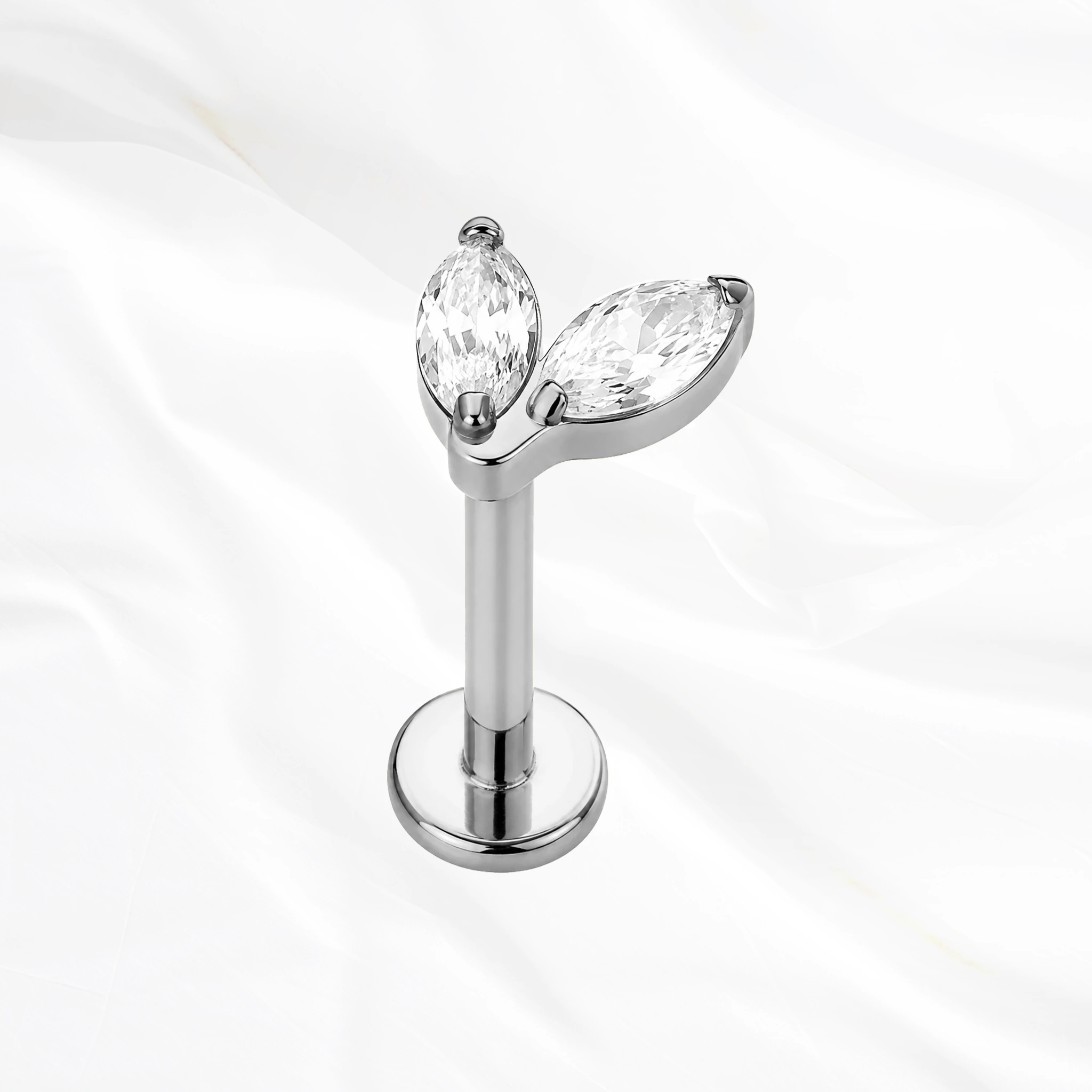 Labret en titane argenté L’Épis, deux zircons marquise ouverts en V, pointes vers le bas comme deux feuilles