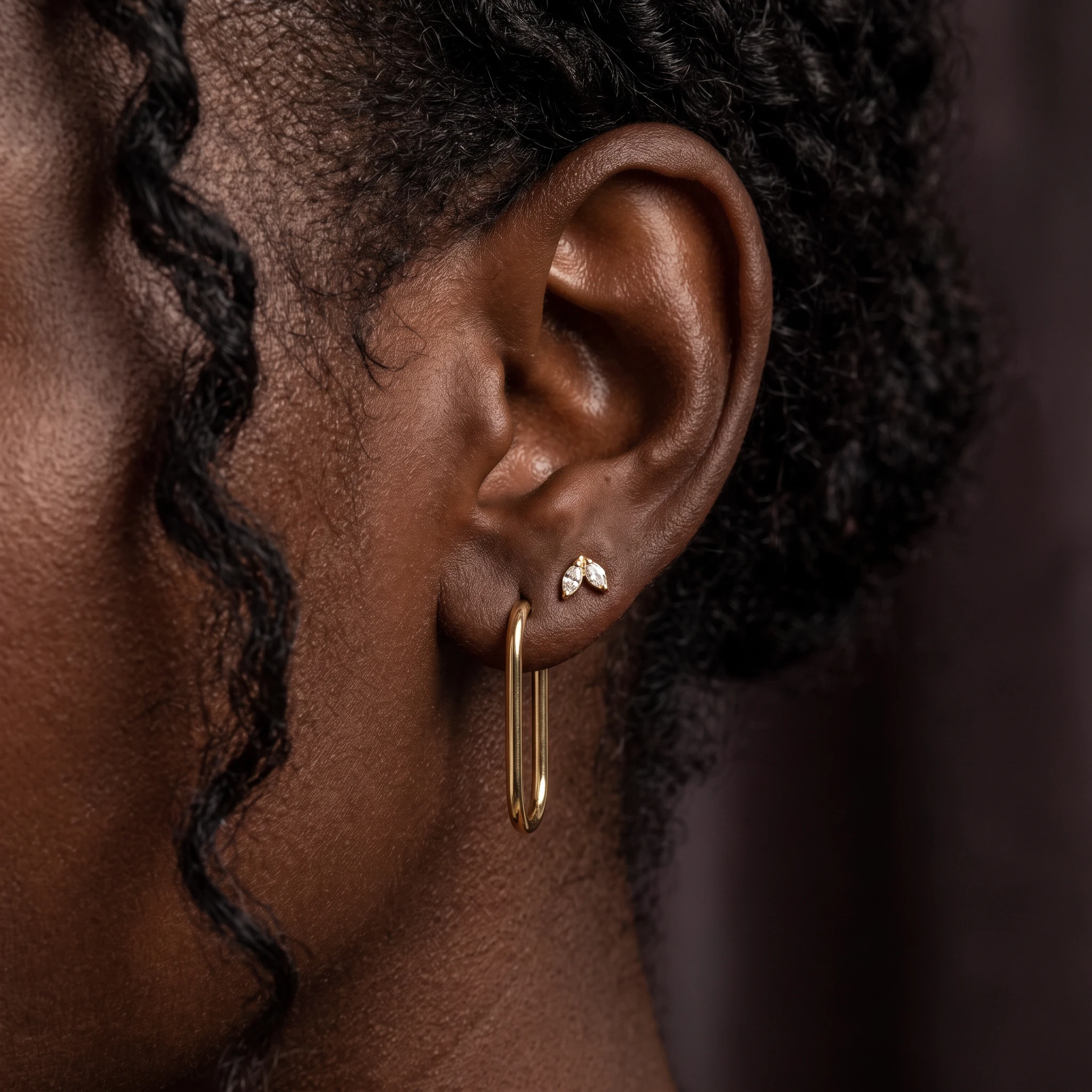 Piercing L'Épis en titane doré porté à l'oreille