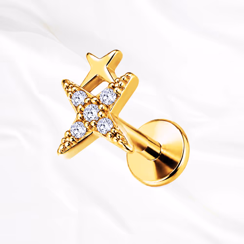 Labret push-in en titane doré L’Étoile Scintillante, deux étoiles superposées, celle du dessus pavée de zircons et celle du dessous pleine et décalée
