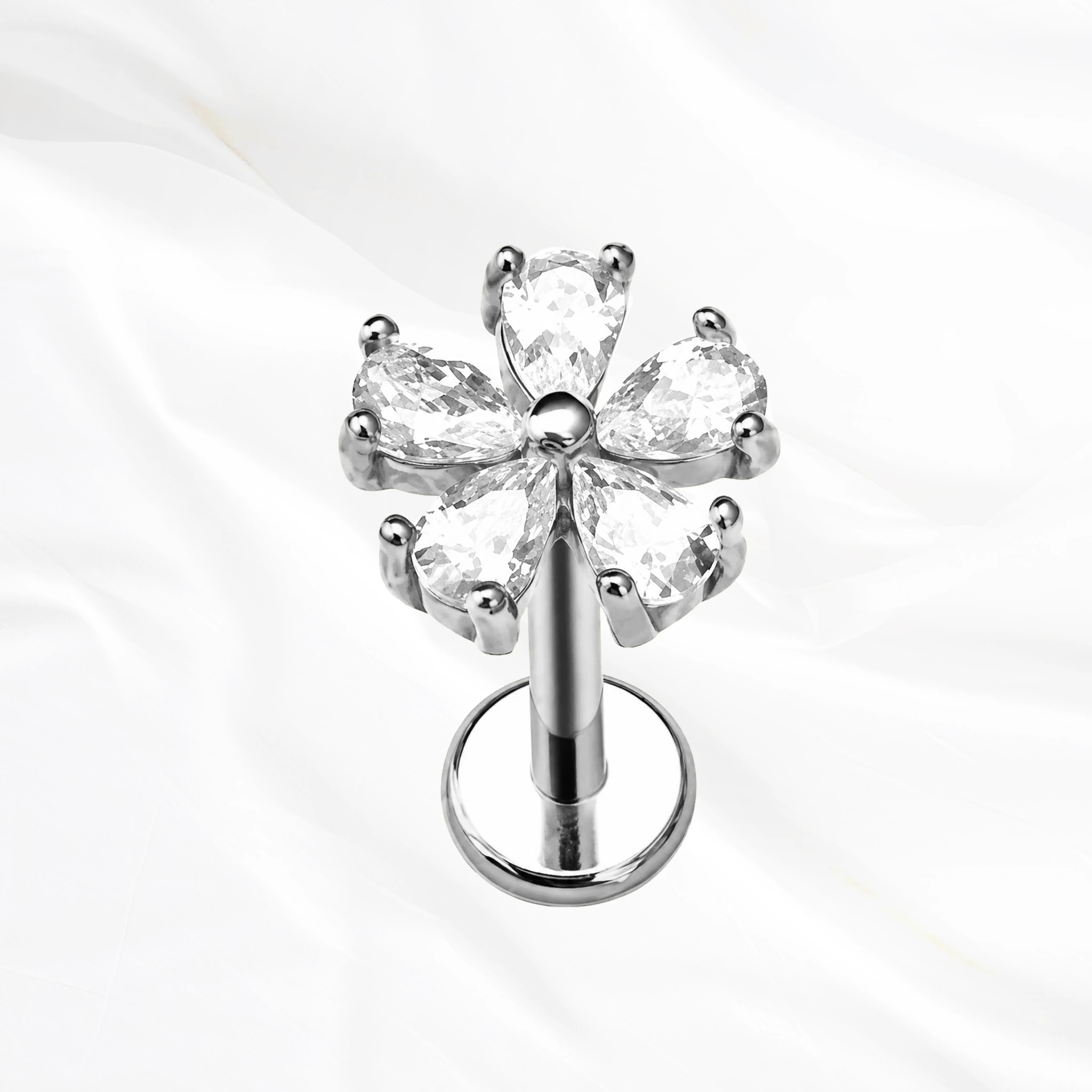 Anneau segment clipsable en titane argenté La Fleur, cinq zircons taille poire formant les pétales, pointes vers l’intérieur