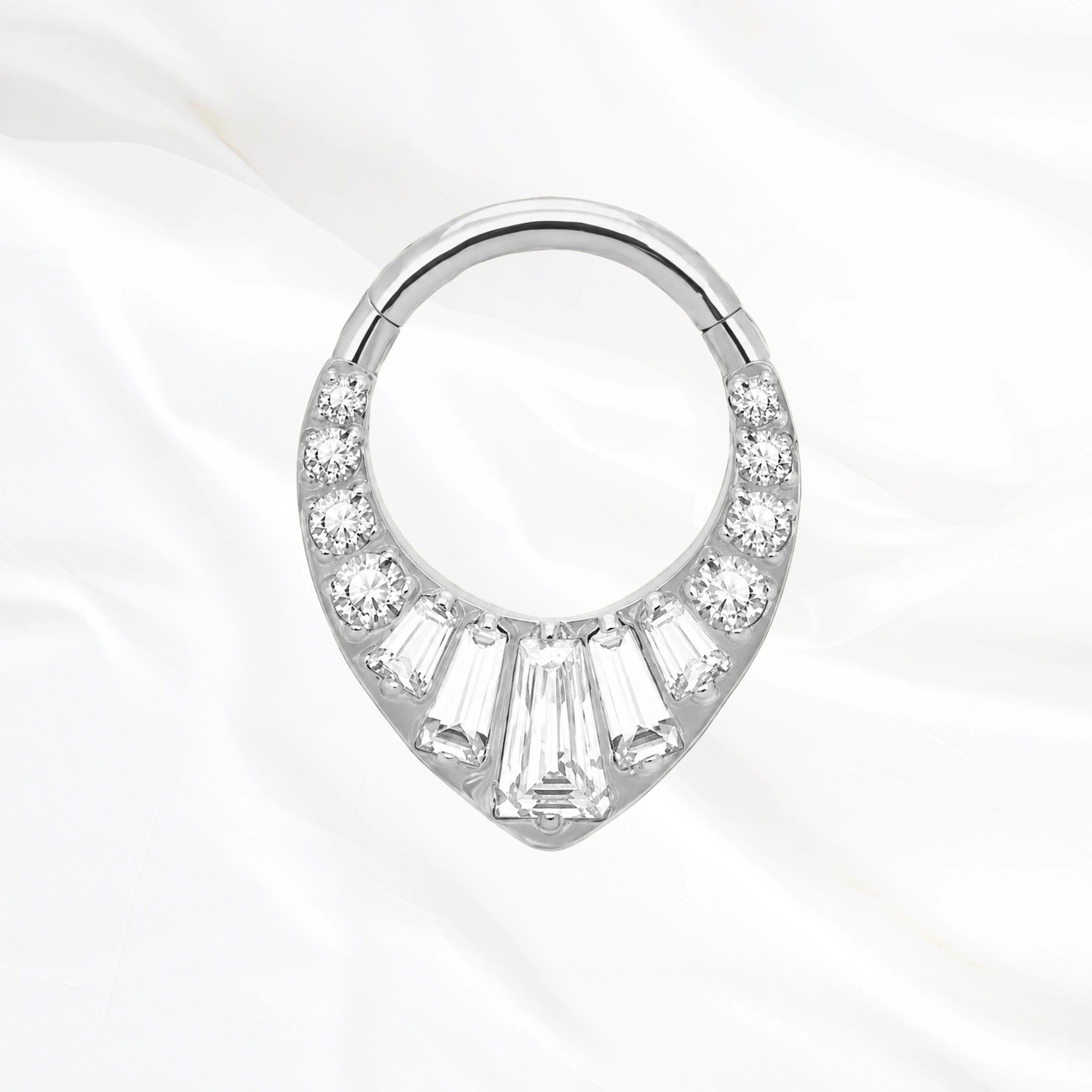Anneau segment clipsable en titane argenté Le Chevron Grand Brillant, éventail de zircons baguette à la pointe et pierres rondes le long des flancs