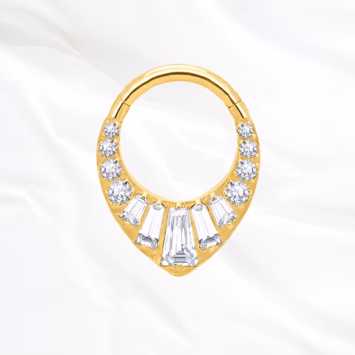 Anneau segment clipsable en titane doré Le Chevron Grand Brillant, éventail de zircons baguette à la pointe et pierres rondes le long des flancs