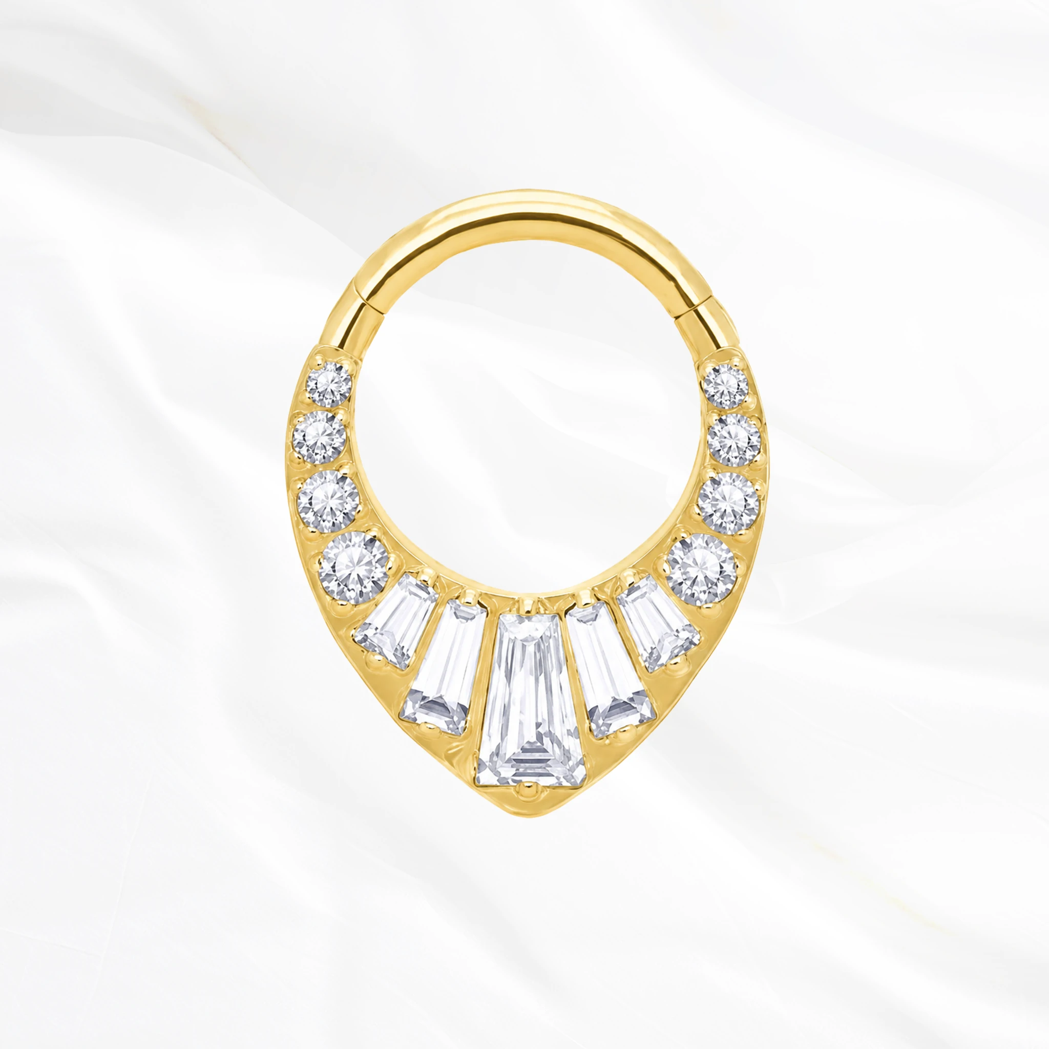Anneau segment clipsable en titane doré Le Chevron Grand Brillant, éventail de zircons baguette à la pointe et pierres rondes le long des flancs
