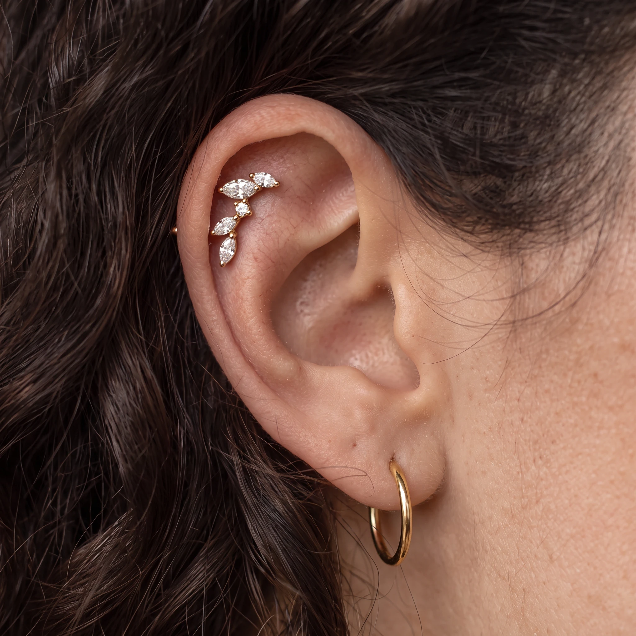 Piercing Les 5 Feuilles en titane doré porté à l'oreille